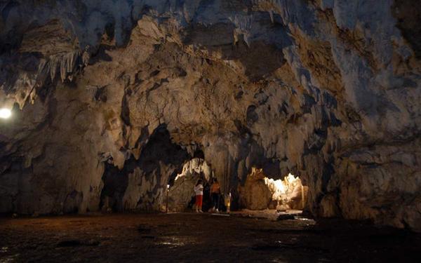 Lake Petén Itzá Zoo and Actún Kan Caves Tour - Flores