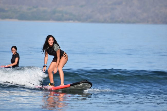 Clases de surf para principiantes en playa Iguanitas Photo