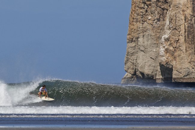 Viaje de Surf a Roca Bruja Photo