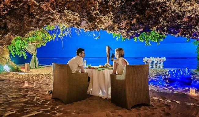 Romantic Cave Beach Dinner  Photo