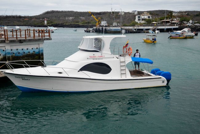 Traslado en barco entre islas desde Santa Cruz Photo