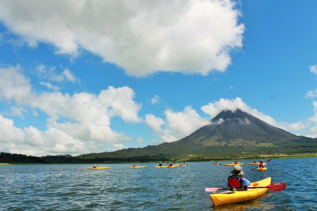 Kayak en el Lago Arenal Photo