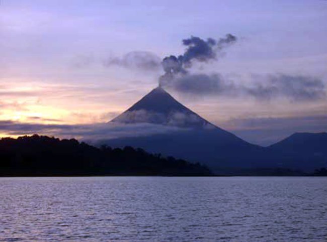 Crucero al tardecer en el Lago Arenal Photo