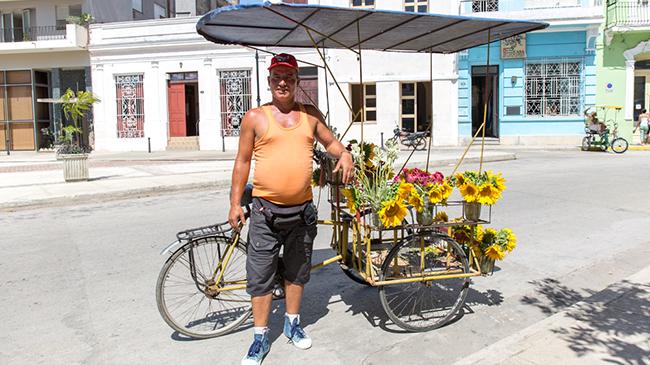cuban-flower-vendor